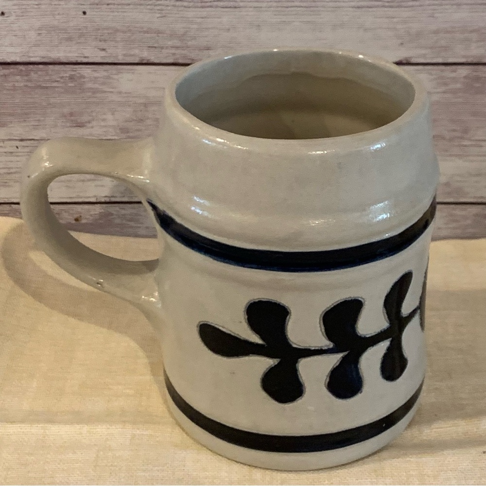 Colonial Williamsburg Pottery Mug Souvenir Oddball about 4.5 Inches Stoneware